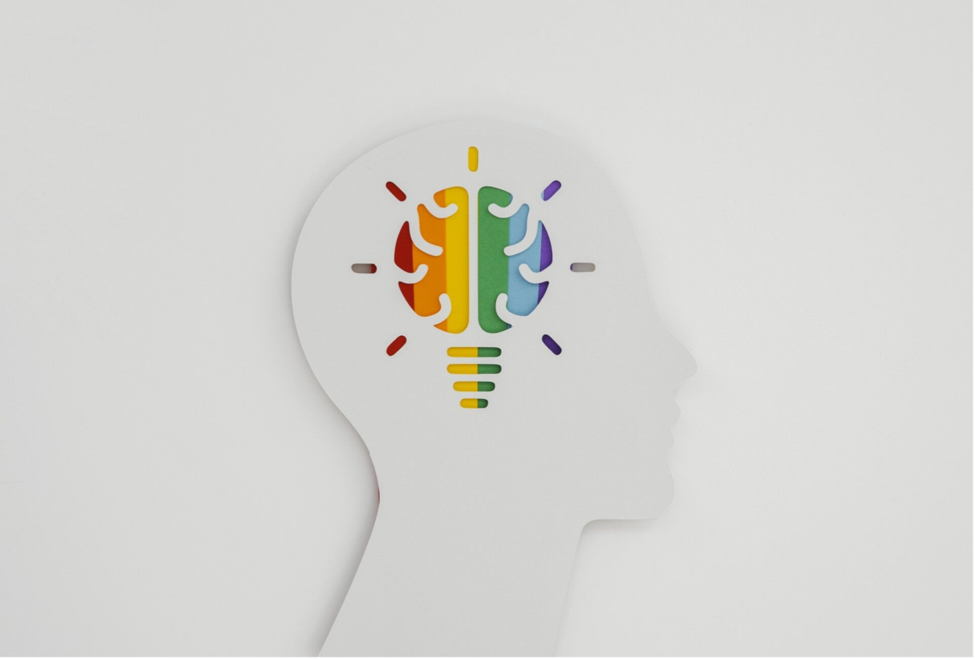 Acht stilisierte, blaue Papiersilhouetten von Menschen, die sich an den Händen halten, auf einer glatten Oberfläche, Blog MediumSciences - Institut