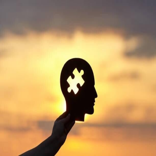 Acht stilisierte, blaue Papiersilhouetten von Menschen, die sich an den Händen halten, auf einer glatten Oberfläche, Blog MediumSciences - Institut