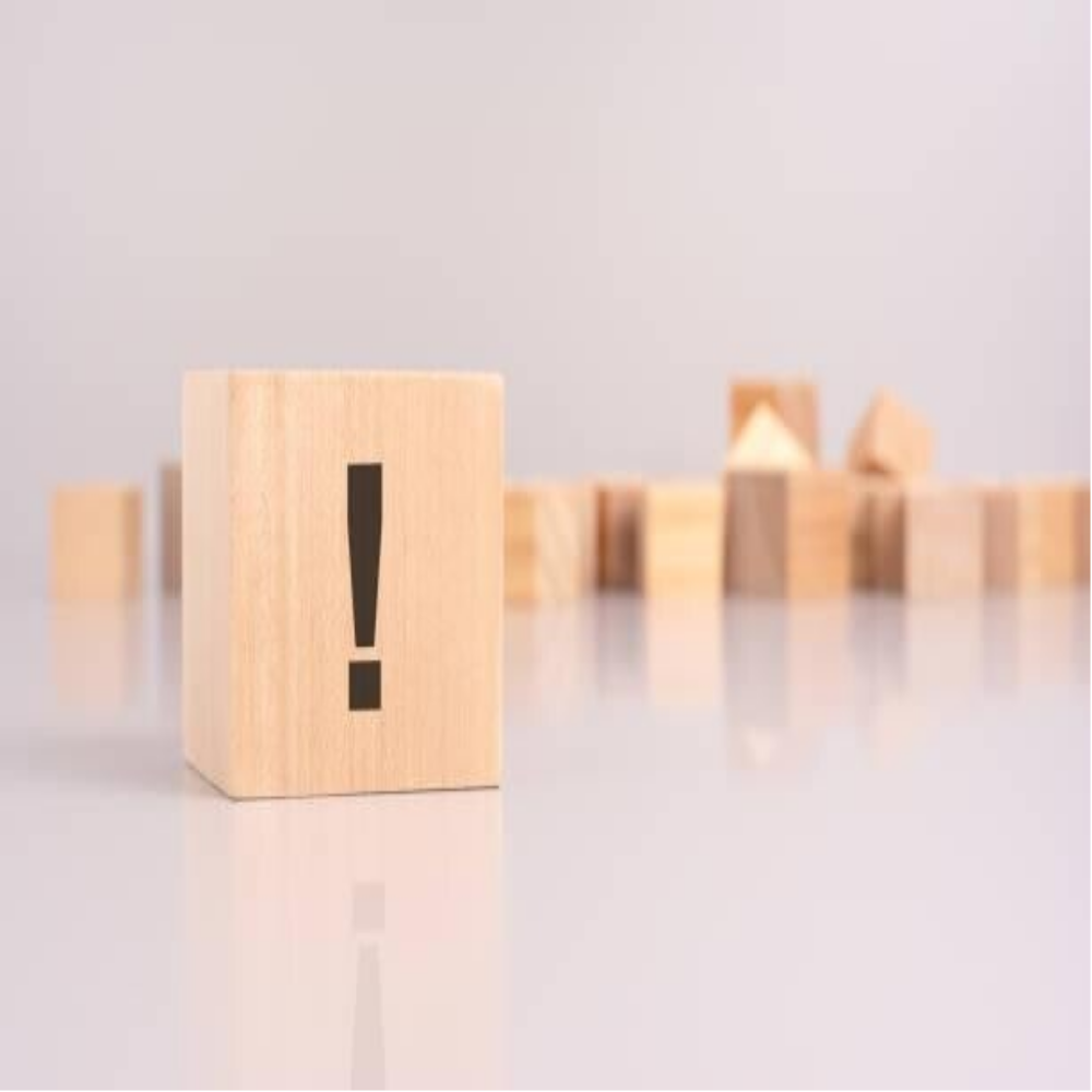 Acht stilisierte, blaue Papiersilhouetten von Menschen, die sich an den Händen halten, auf einer glatten Oberfläche, Blog MediumSciences - Institut