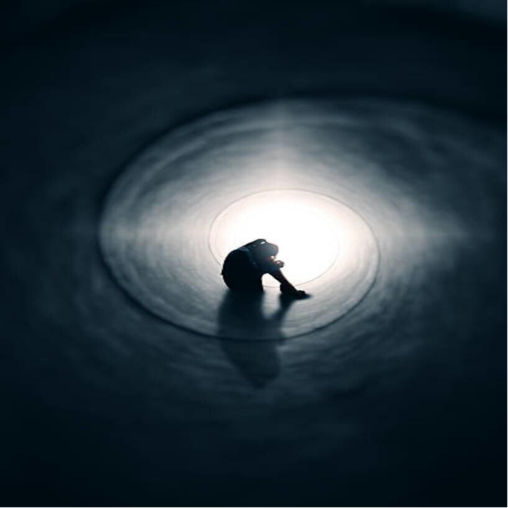 Acht stilisierte, blaue Papiersilhouetten von Menschen, die sich an den Händen halten, auf einer glatten Oberfläche, Blog MediumSciences - Institut