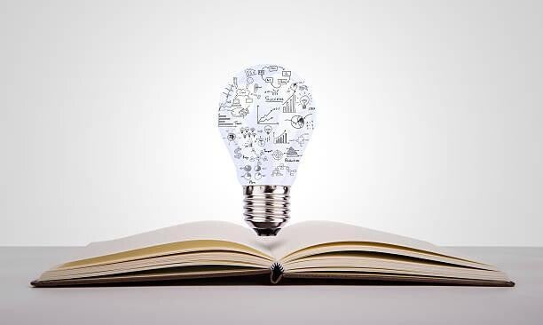 Acht stilisierte, blaue Papiersilhouetten von Menschen, die sich an den Händen halten, auf einer glatten Oberfläche, Blog MediumSciences - Institut