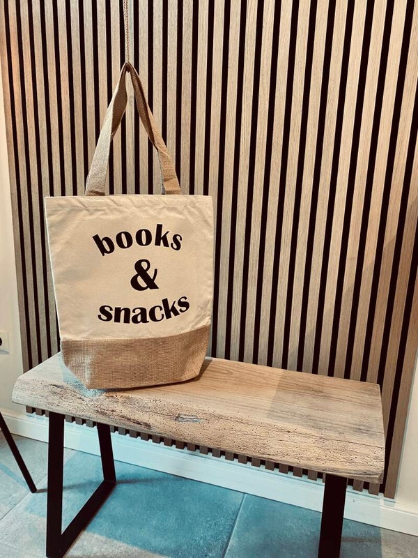 Jutetasche books and snacks