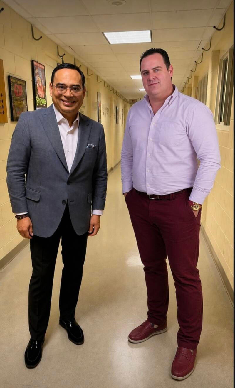 GILBERTO SANTA ROSA Y LIKEVO MUSIC