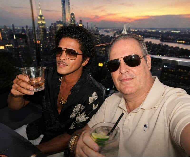 BRUNO MARS Y LIKEVO MUSIC