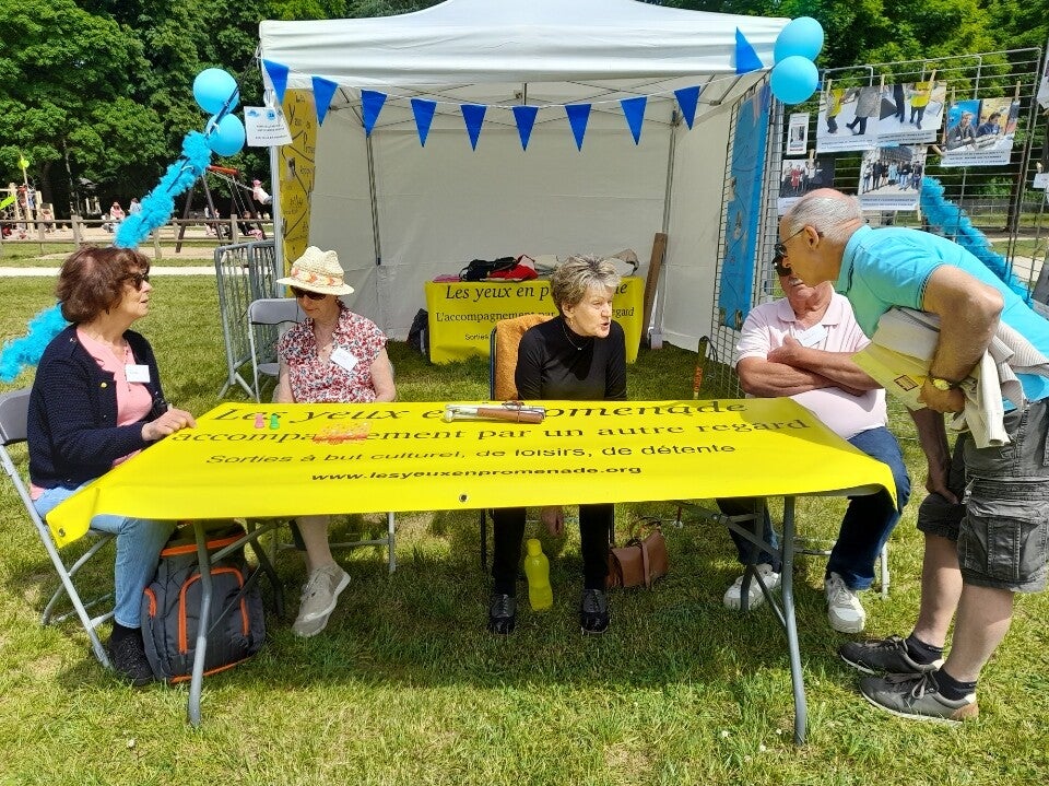 Jouons de nos différences - Les yeux en promenade, de gauche à droite : Renée G, Chantal H, Dominique B, Michel R et Paul L. 