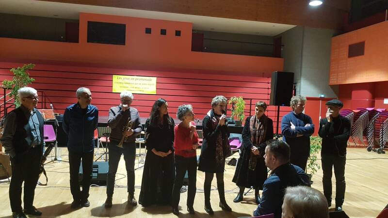 Musiques et Contes, voyage avec ton cœur - Groupe avec Dominique prenant la parole.