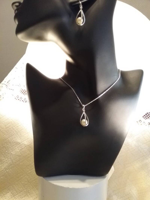 Freshwater Cultured Pearl Chain and Earring Set