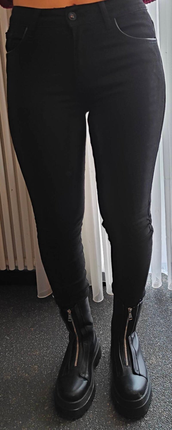 BBS Skinny Jeans zwart met leren bandje op rand broekzakken