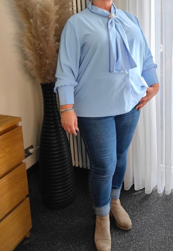 Blouse met sjaaldetail, en goudkleurig sieraad. Plus Size 40-48
