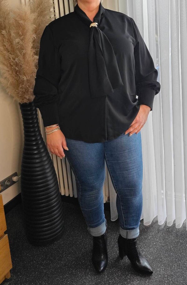 Blouse met sjaaldetail, en goudkleurig sieraad. Plus Size 40-48