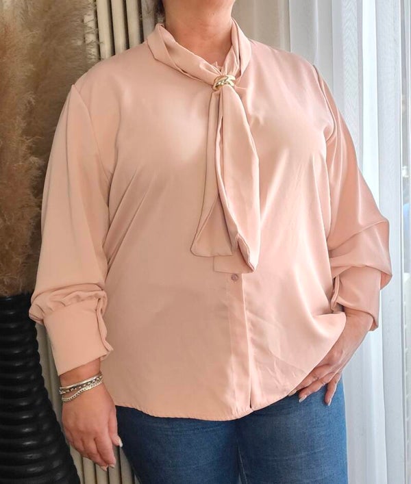 Blouse met sjaaldetail, en goudkleurig sieraad. Plus Size 40-48