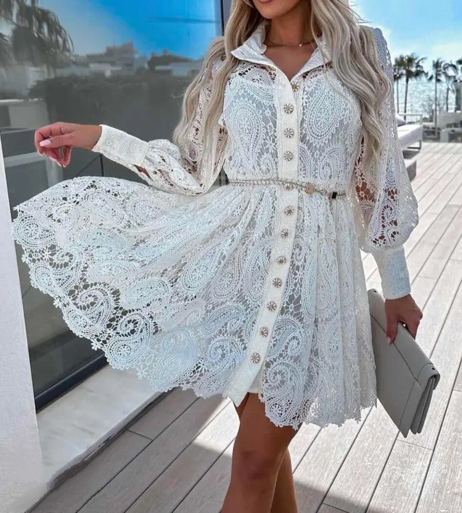 Elegant kort jurkje met borduursel en riem wit. One Size