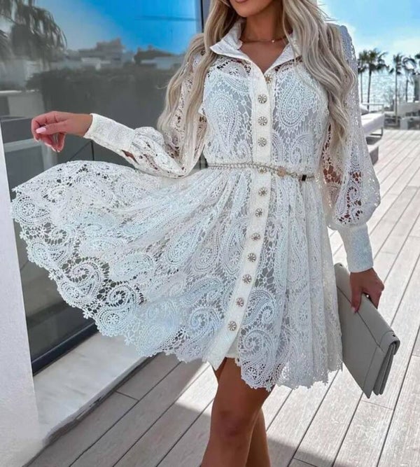 Elegant kort jurkje met borduursel en riem wit. One Size