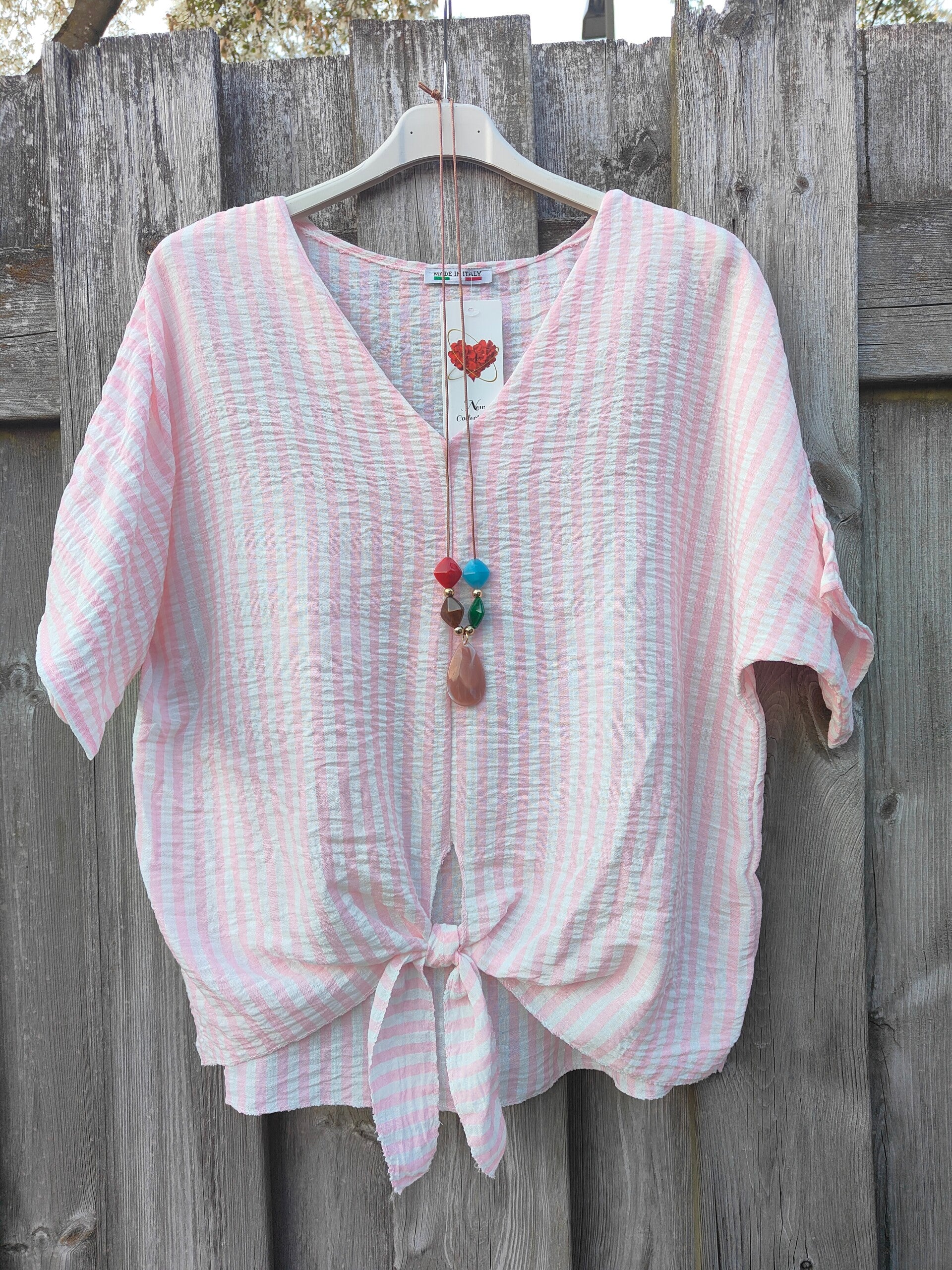 Gestreepte blouse met V-hals, knoop en ketting roze one size 38/42