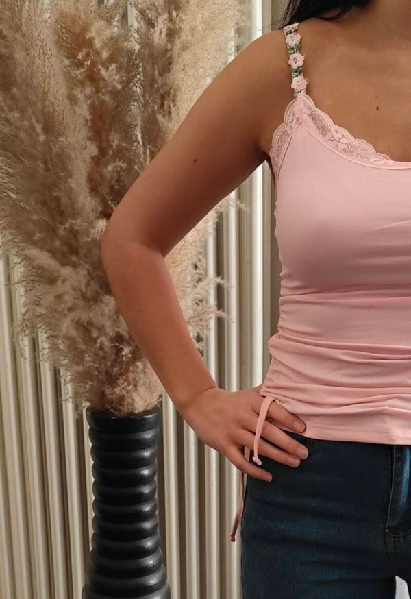 Top met bloemen op de schouderbandjes roze