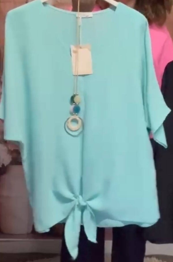 V-hals top met knoop en ketting licht blauw one size 40/46
