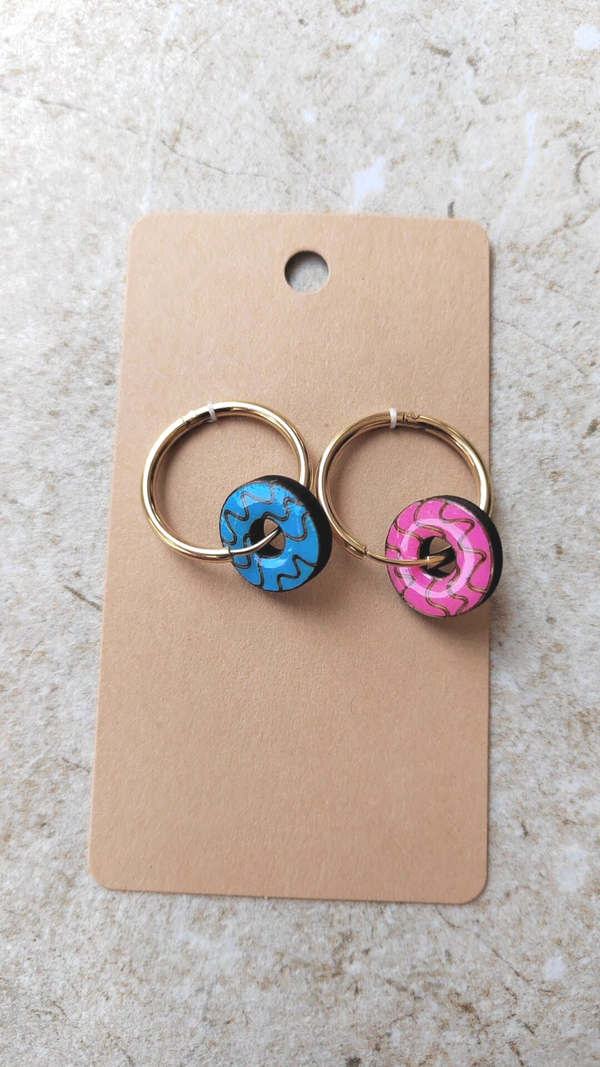 Boucles d'Oreilles Créoles Donuts Bleu & Rose – Bijou Fantaisie Gourmand en Bois