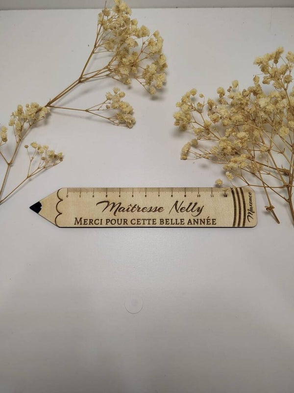 Règle Crayon en bois personnalisée – Cadeau maîtresse fin d'année – Gravure laser prénom et message