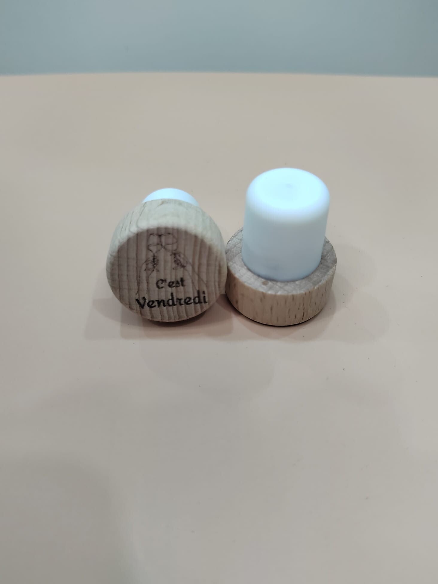 Bouchons de Bouteilles Personnalisés en Bois Gravé– Le Cadeau Utile et Fun qui Fait Sourire