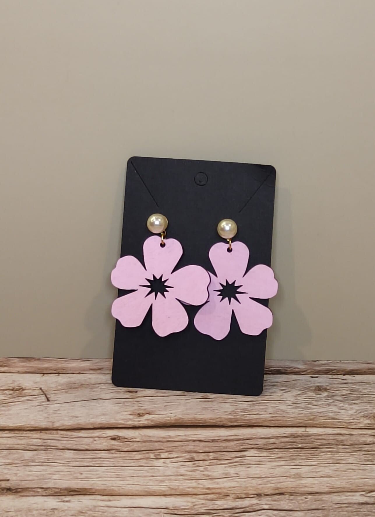 Boucles d'Oreilles Fleur – Bois Gravé & Perle