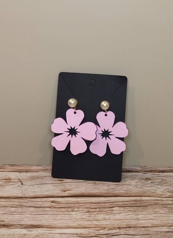 Boucles d'Oreilles Fleur – Bois Gravé & Perle
