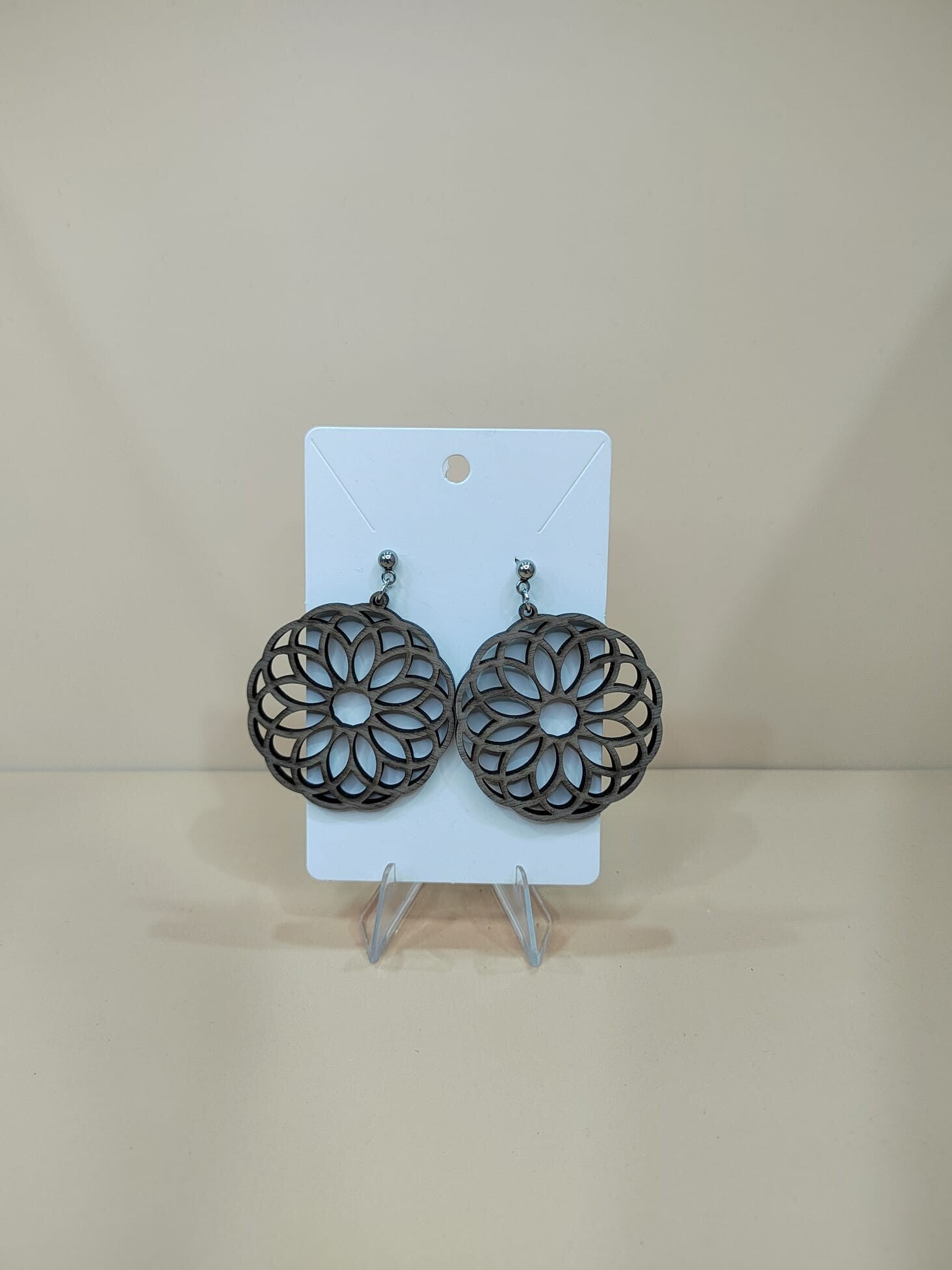 Boucles d’oreilles en bois rosace – Bijou symbolique naturel
