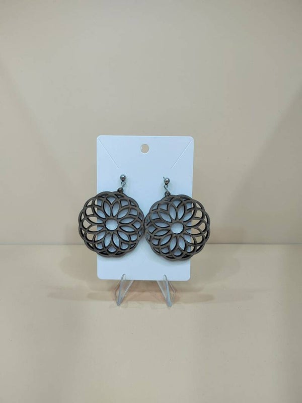 Boucles d’oreilles en bois rosace – Bijou symbolique naturel