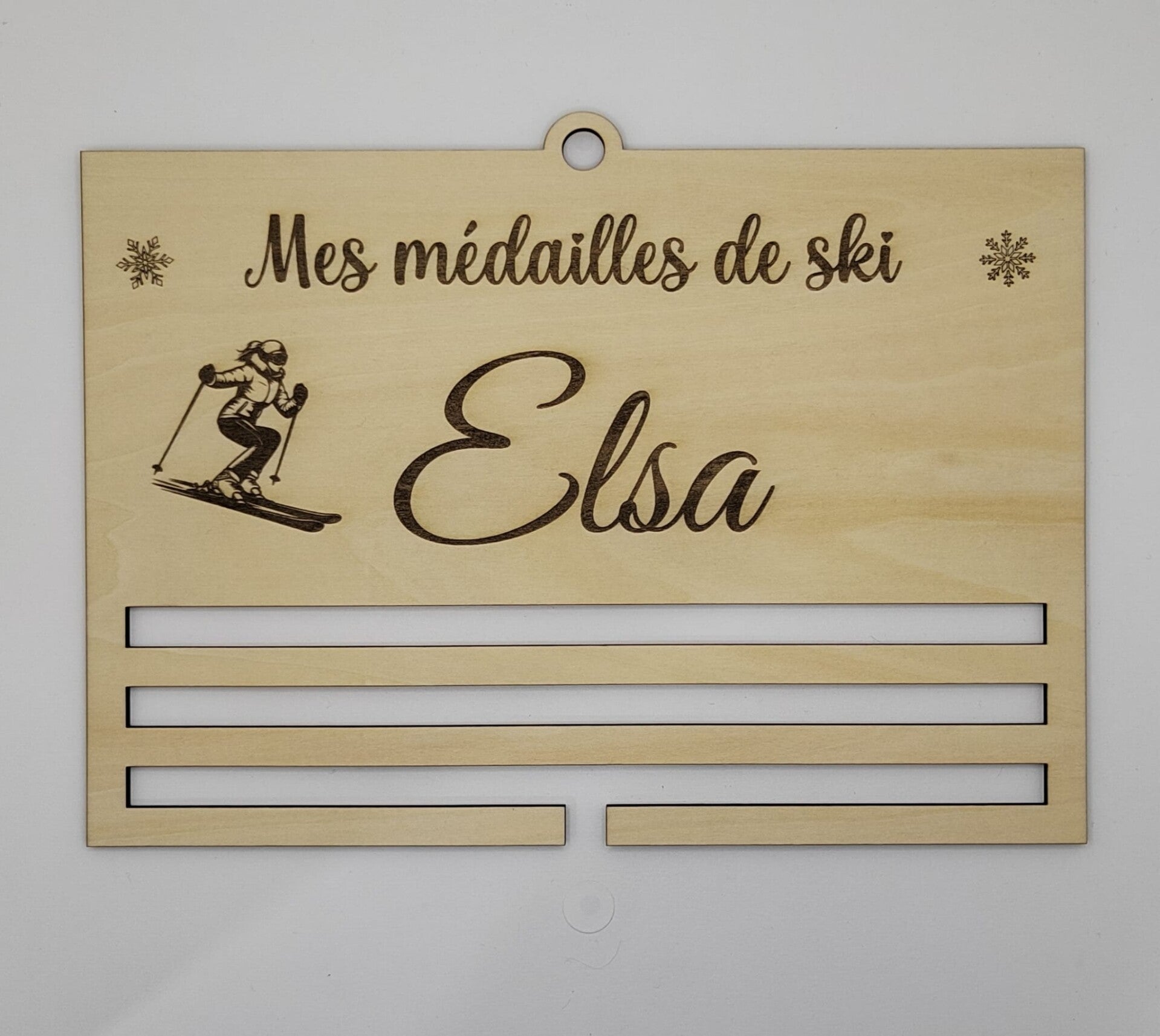 Porte Médailles Personnalisé en Bois Gravé – Prénom & Motif au Choix