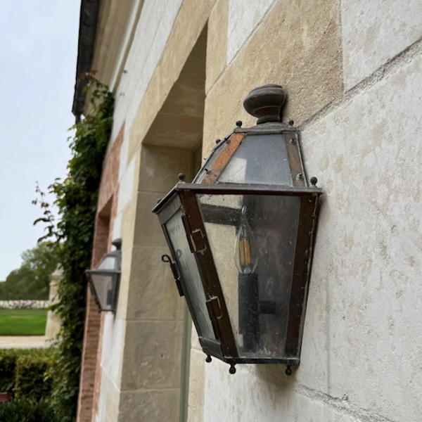 Applique murale demi-lanterne.