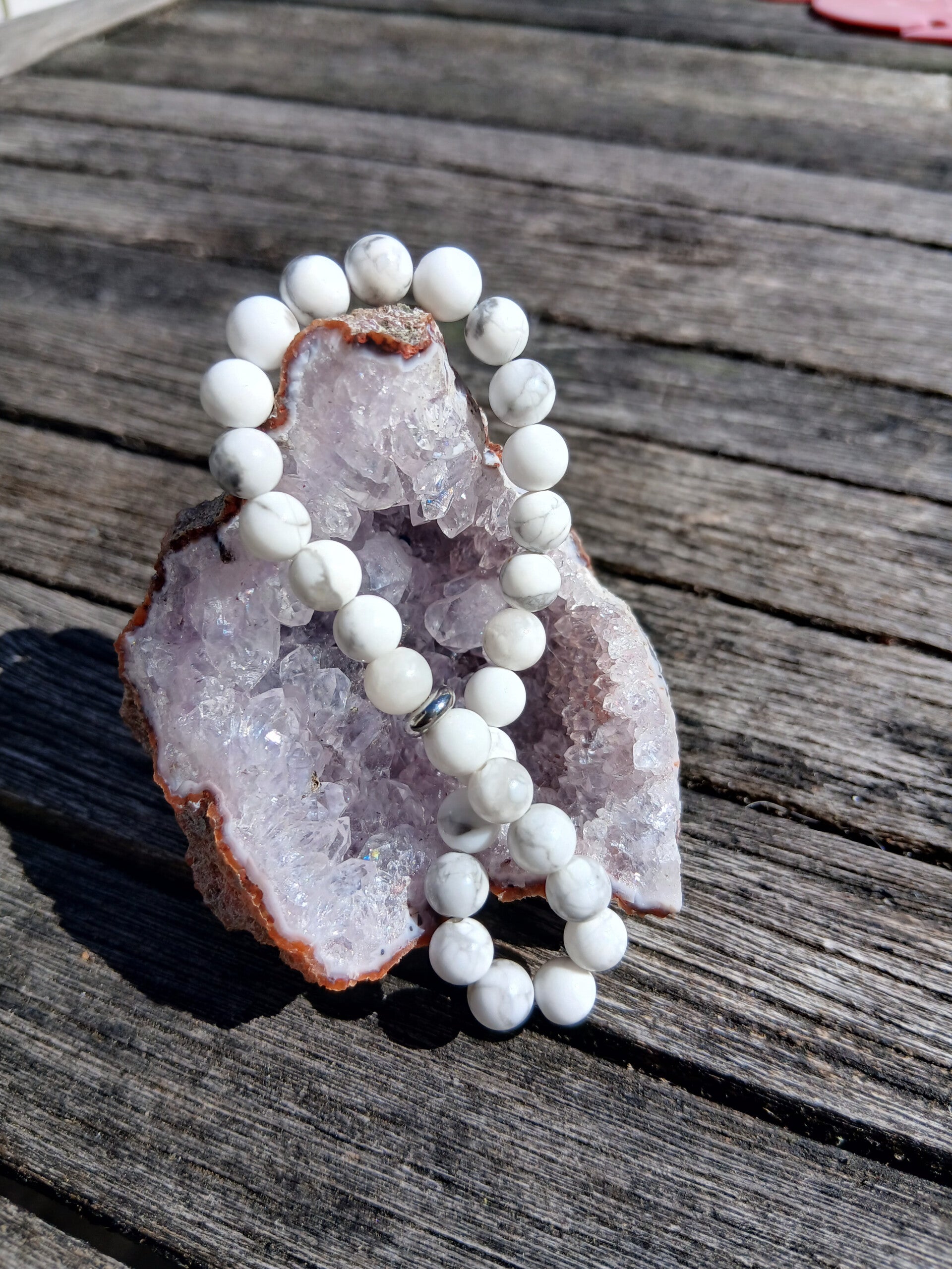 Bracelet " Bison Blanc " en Howlite Blanche. Pierre du Mental et de clarification