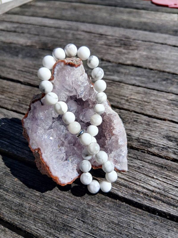 Bracelet " Bison Blanc " en Howlite Blanche. Pierre du Mental et de clarification