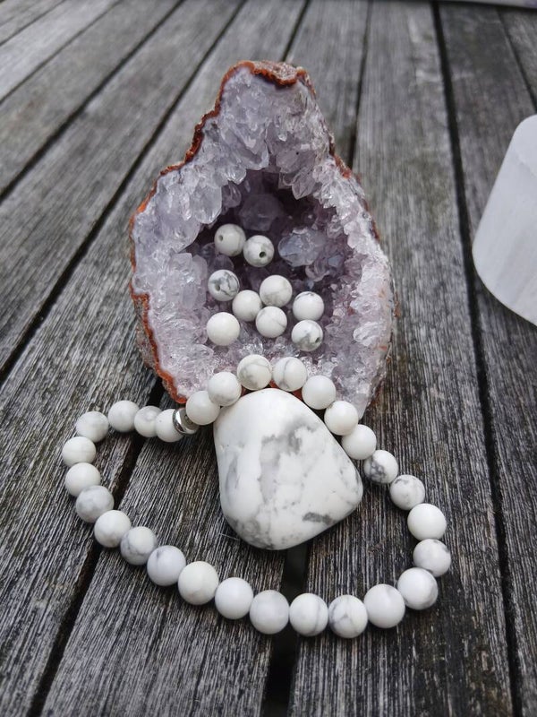 Bracelet " Bison Blanc " en Howlite Blanche. Pierre du Mental et de clarification + Pierre Roulée