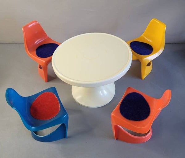Vintage Barbie meubel set - Helly / tafel en 4 stoeltjes