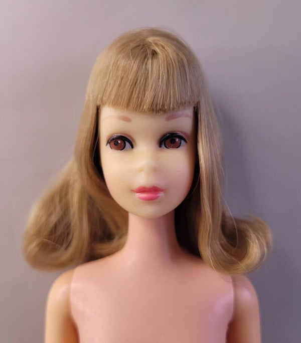 Vintage Francie doll #1140 - Straight legs.