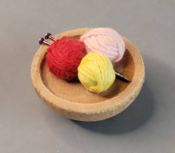 Vintage Barbie naaimandje met naalden /Roze, rood, geel bollen wol