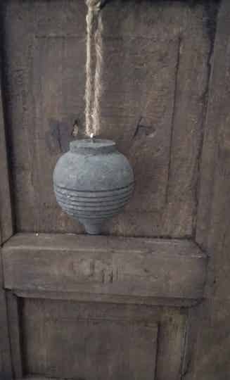 Oude houten klos rond met touw