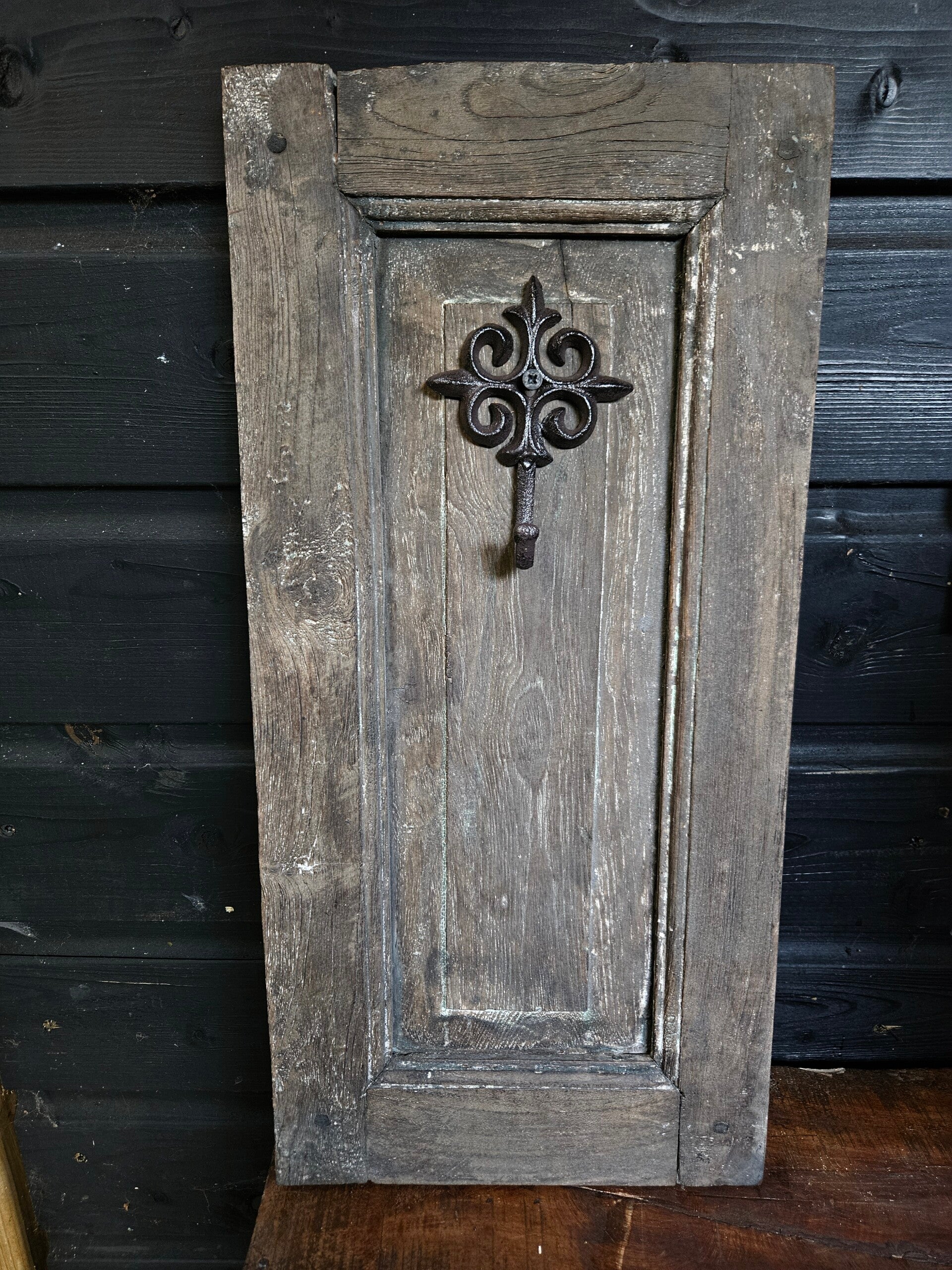 Oud luik A met haak| brocante woondecoratie