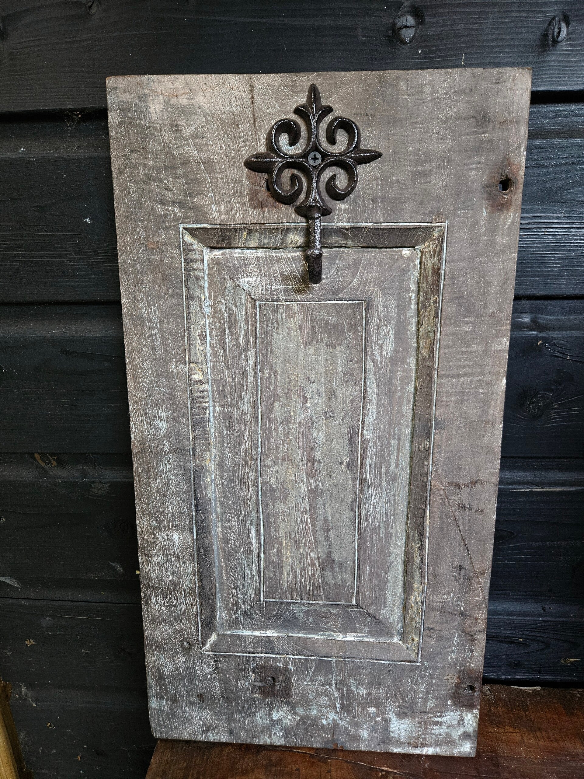 Oud luik B met haak | brocante woonaccessoire