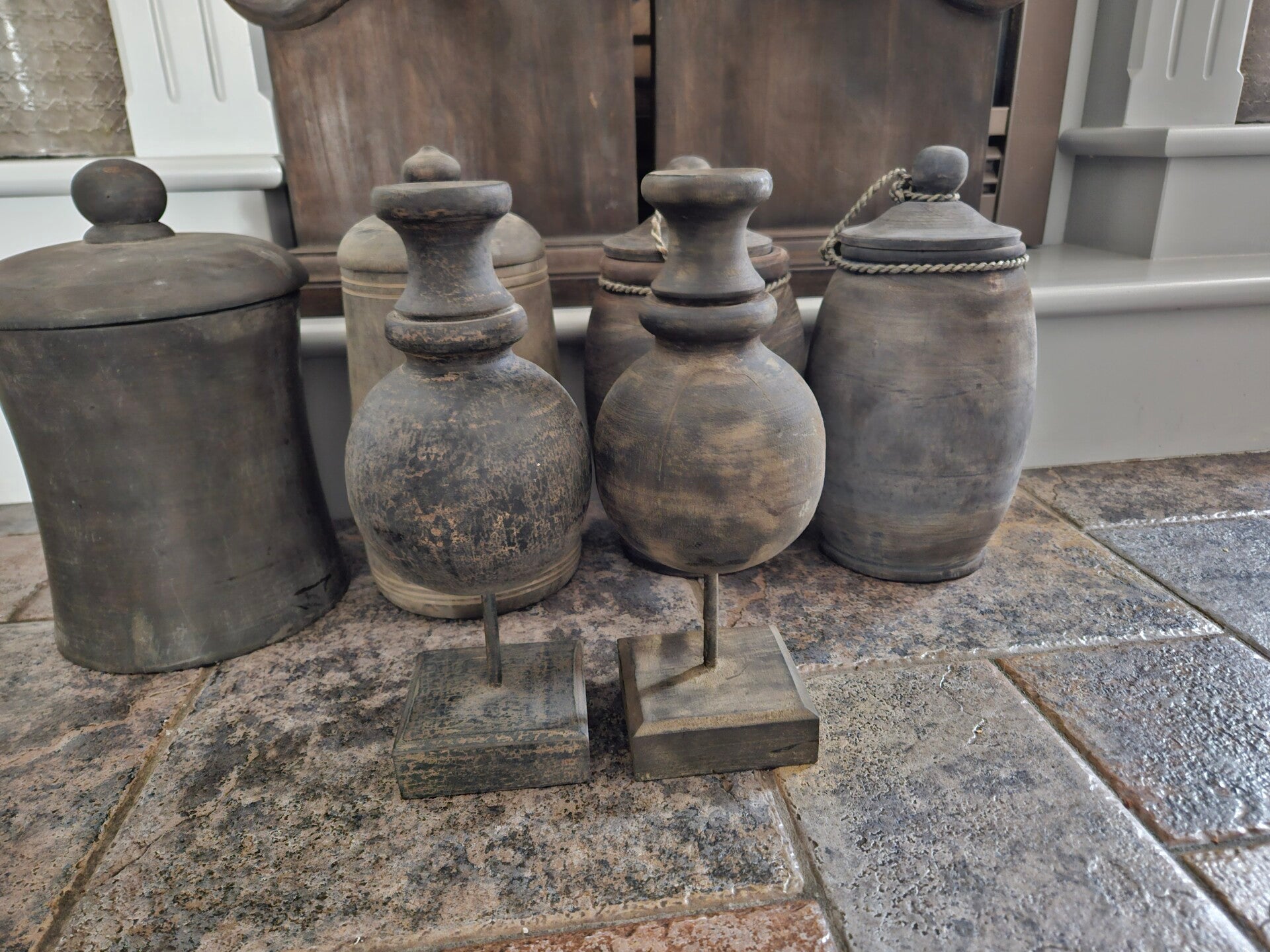 Sobere houten kandelaar (type fles) op voet