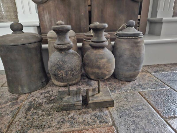 Sobere houten kandelaar (type fles) op voet