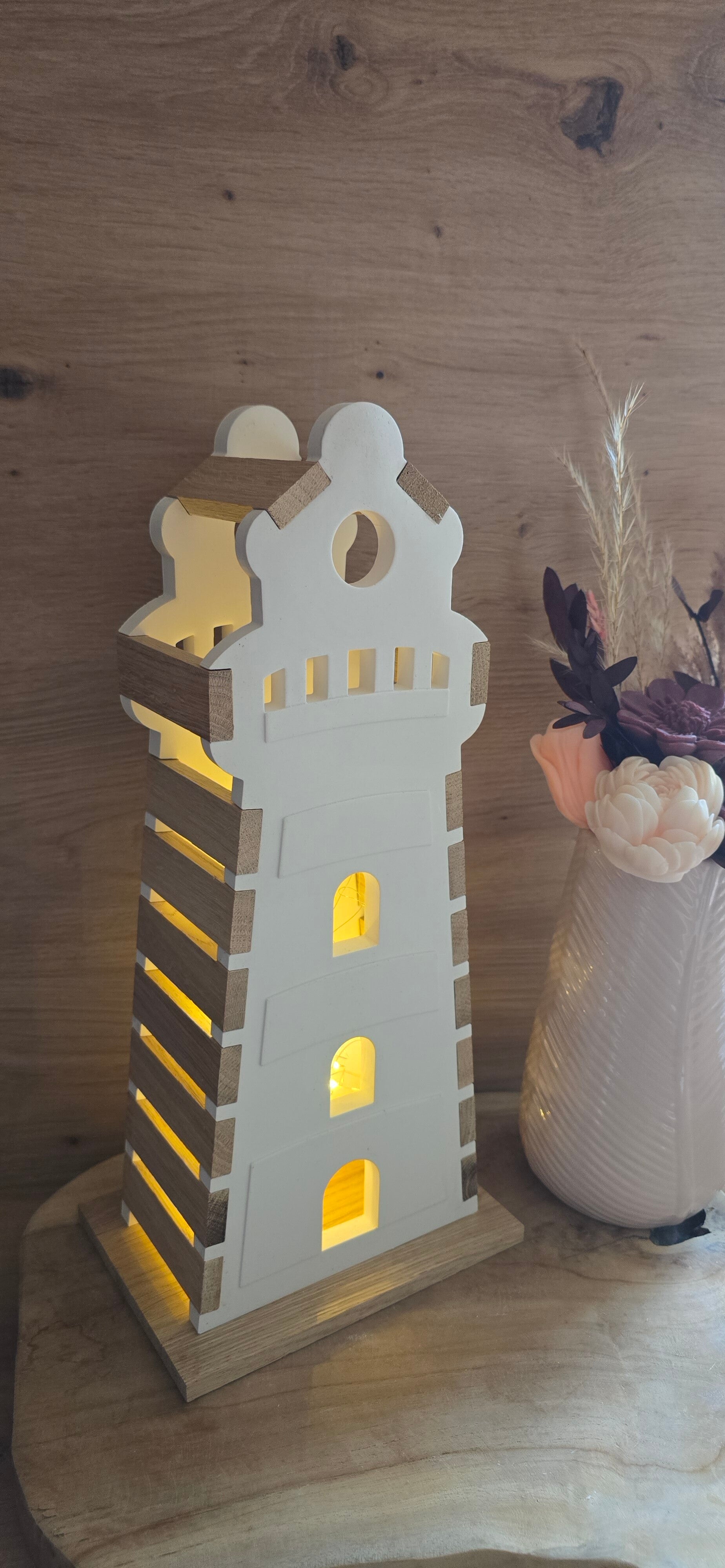 Leuchtturm aus Raysin und Holz mit LED-Beleuchtung