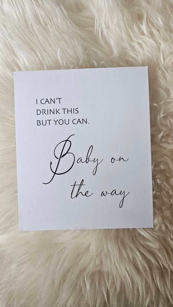 Sticker wijnfles baby on the way