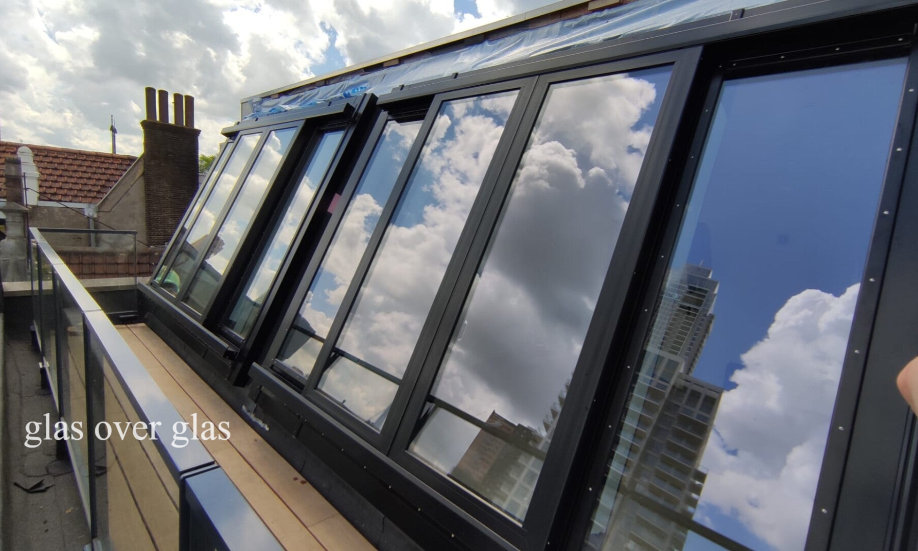 openschuivende glaspui in schuin dak,  glas-over-glas constructie