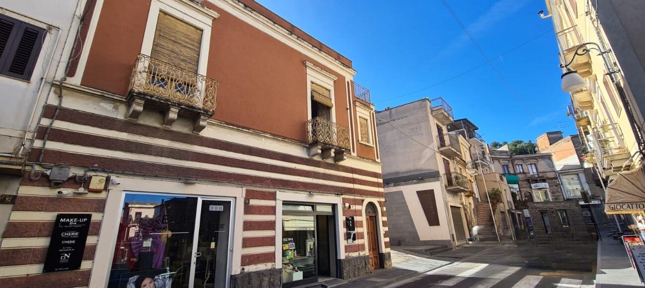 Bronte centro storico indipendente con  giardino