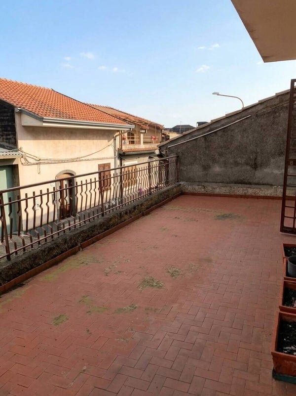 Zafferana Etnea, Ampio Appartamento con Terrazzo e Garage Doppio