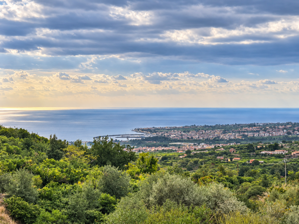 Terreno Panoramico di 7.100 mq con Rudere Catastato | Mascali – Zona Santa Venera