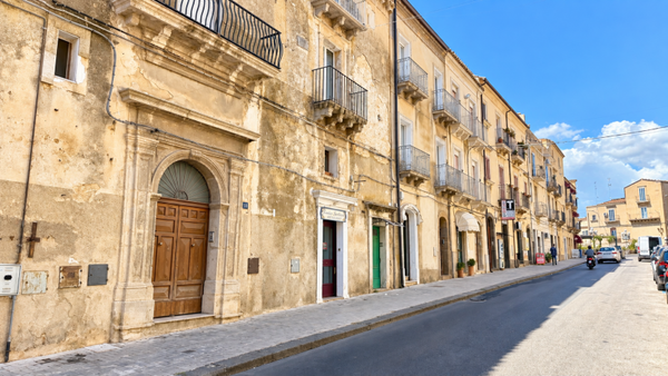 Caltagirone – Nel Cuore del Centro Storico: Accogliente Bivani in Vendita