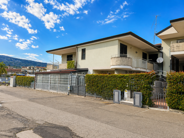 Mascali - Trilocale con vista Etna e box auto nel residence "Blue Garden"