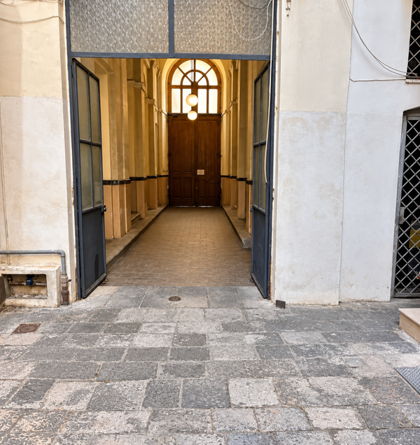 Locale deposito 20 mq  Catania - via Etnea
