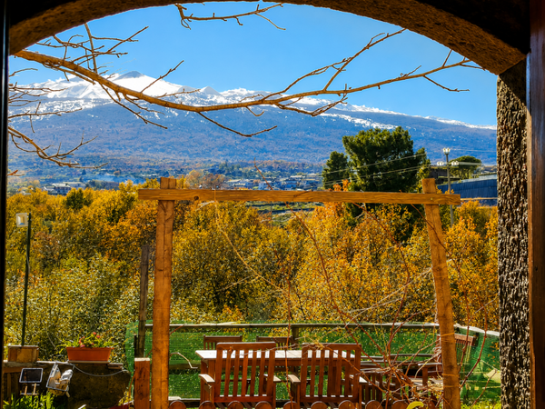 Prestigiosa proprietà con ristorante avviato, palmento storico e casale nel cuore dell'Etna